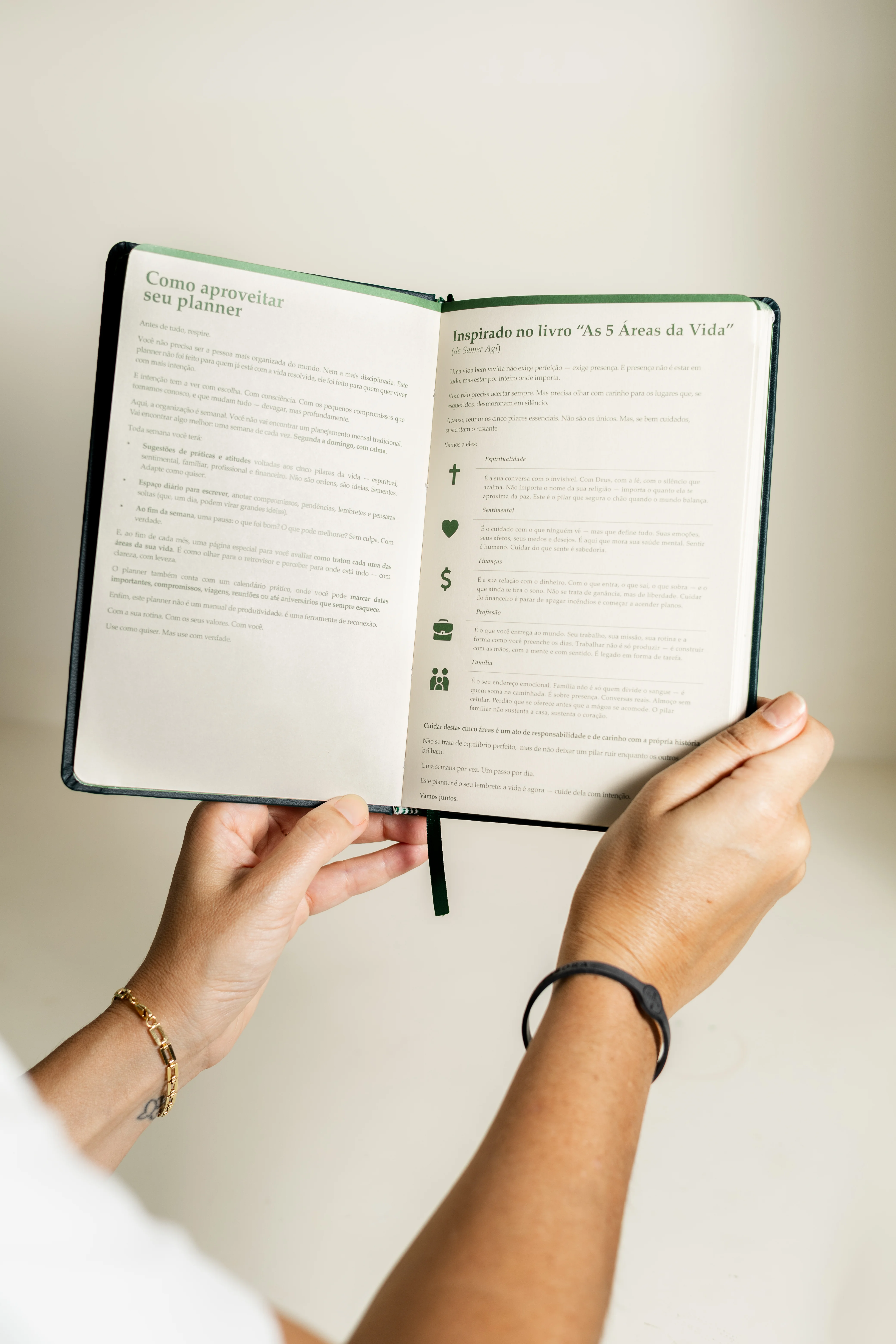 Planner Plura 2026 em contexto lifestyle 3