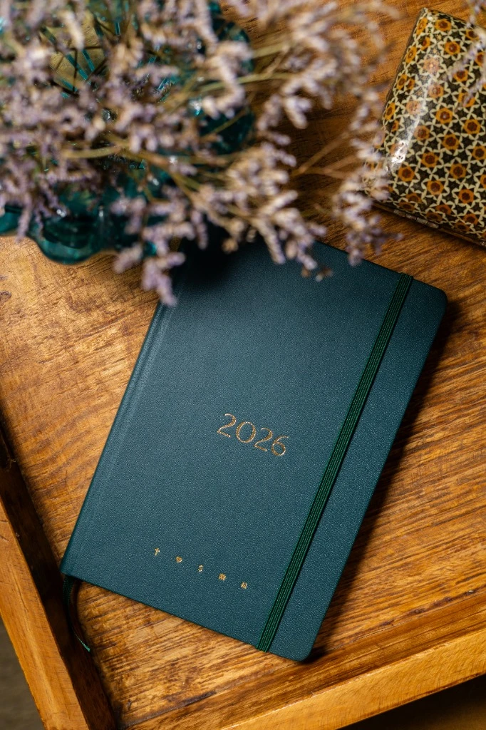 Planner Plura 2026 em contexto lifestyle 1